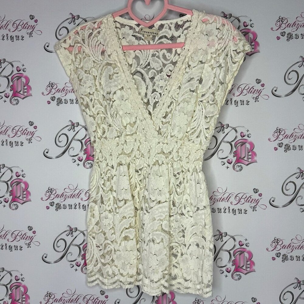 Twentyone top lace blouse floral white cream boho cute Vneck shirt boho